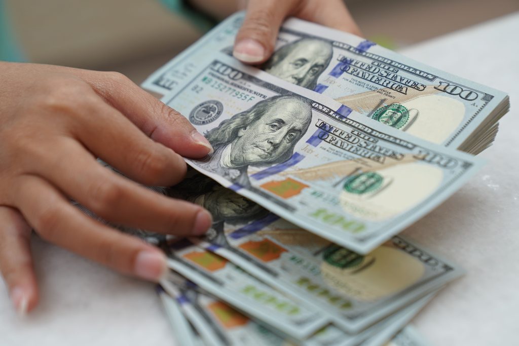 dolar-hoje-tem-leve-alta-com-rebaixamento-dos-eua-e-tarifas-em-foco