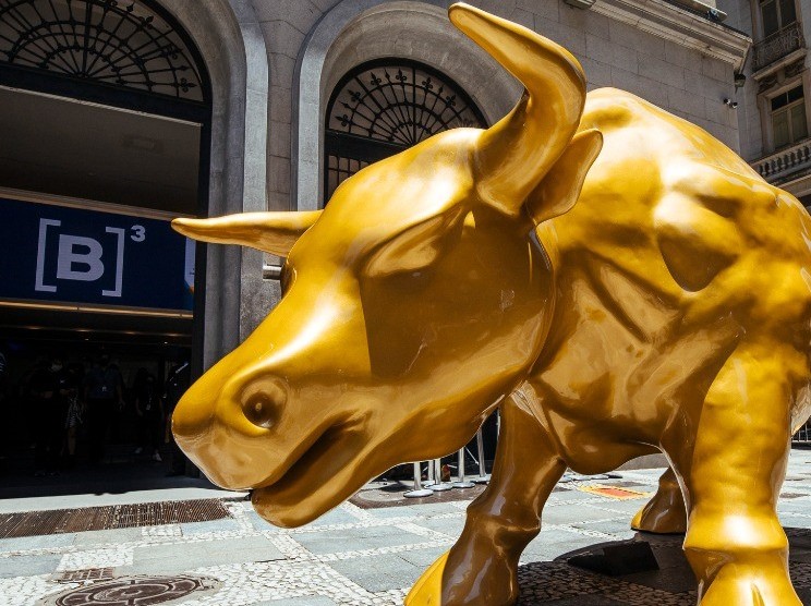 morning-call: mercados-reagem-ao-rebaixamento-de-rating-dos-eua