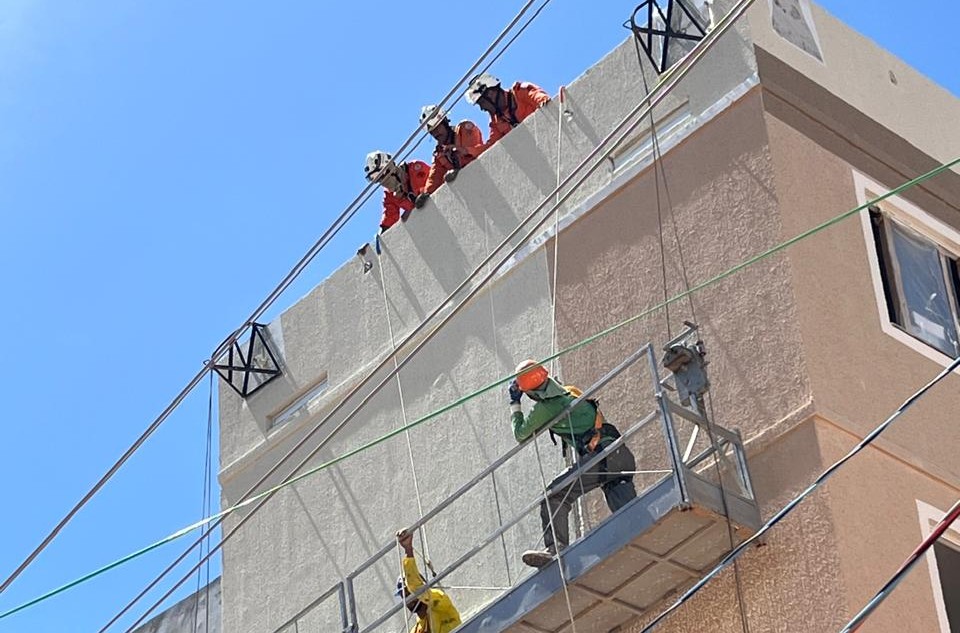 bombeiros-do-10o-e-do-12o-bbm-resgatam-trabalhadores-presos-a-uma-altura-de-cerca-de-12-metros