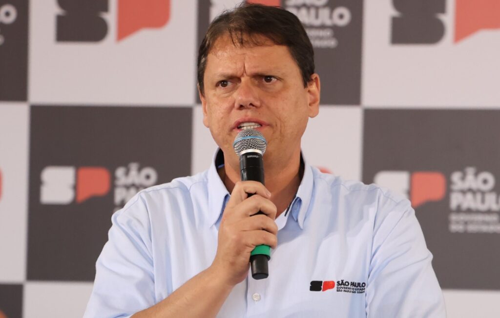 tarcisio-de-freitas-diz-que-nao-colocaria-o-bone-de-donald-trump-novamente