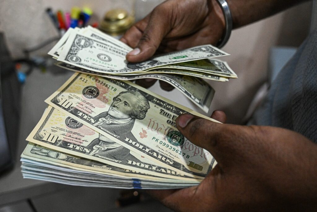 dolar-opera-perto-da-estabilidade-apos-decisao-do-copom
