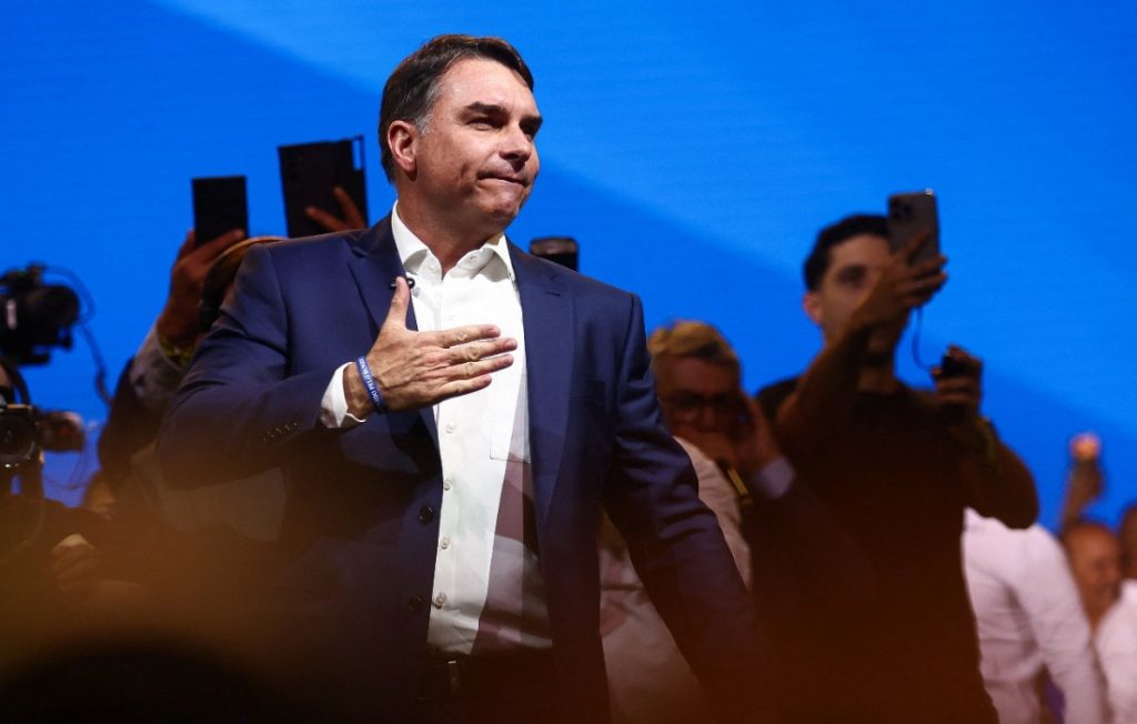flavio-bolsonaro:-vamos-acabar-com-taxa-de-12%-para-exportacao-de-petroleo