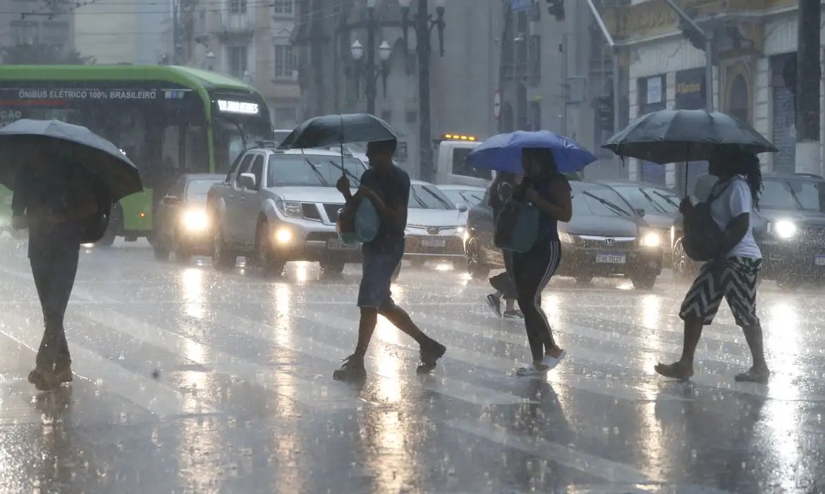 sp-tem-alerta-para-chuva-e-ventos-de-ate-100-km/h;-porto-de-santos-paralisa-operacao