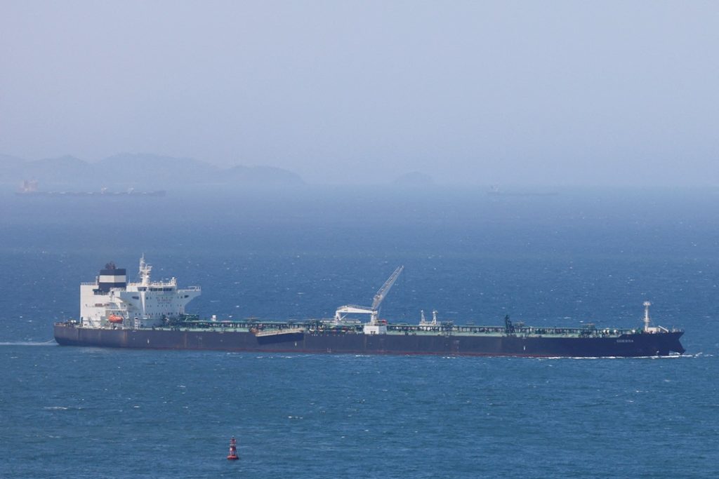 petroleo-sobe-no-dia,-mas-despenca-na-semana-com-expectativa-para-acordo-sobre-ormuz