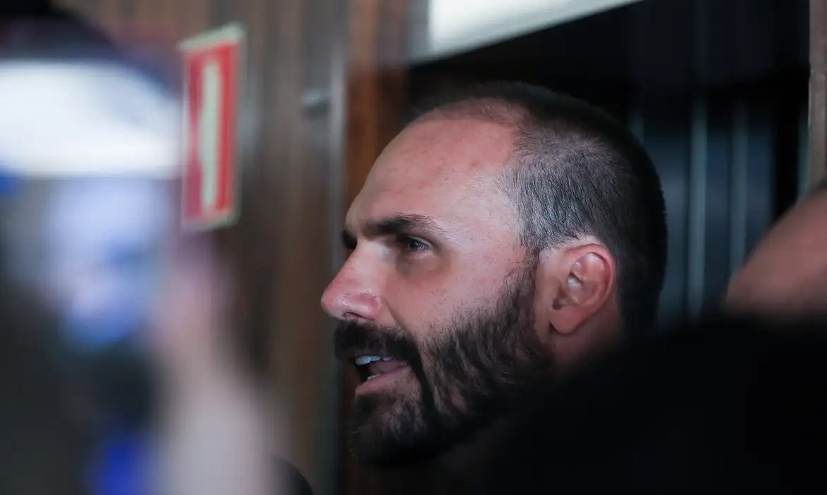 eduardo-bolsonaro-critica-obrigatoriedade-de-vacinas-no-brasil:-‘liberdade’
