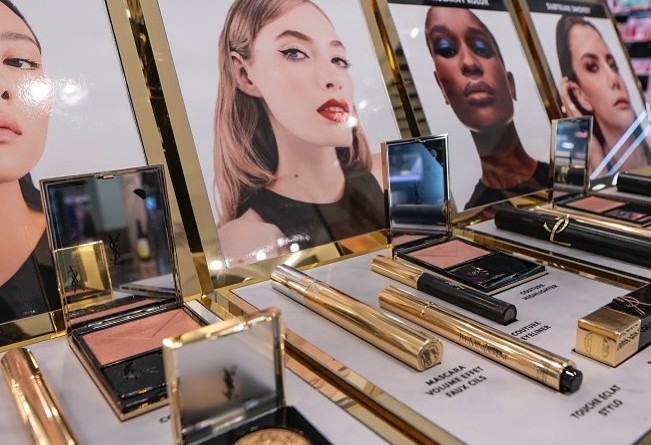 mercado-de-luxo-nas-redes-sociais:-yves-saint-laurent-beauty-chega-ao-tiktok