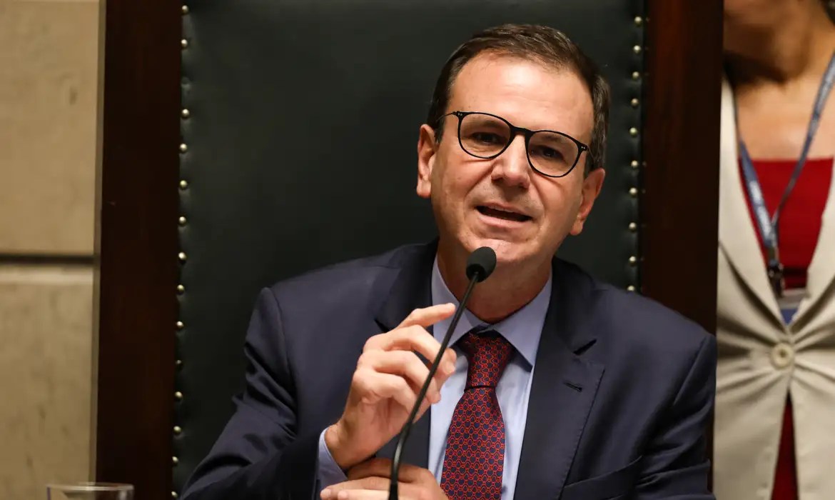 “homem-geleia”:-ausente,-paes-se-torna-alvo-principal-no-primeiro-debate-no-rio