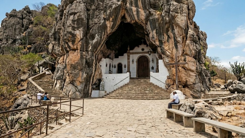 o-primeiro-registro-historico-de-caverna-do-brasil-vira-o-palco-da-3a-maior-romaria-do-pais:-a-cidade-baiana-onde-uma-gruta-de-1691-recebe-2-milhoes-de-fieis-por-ano