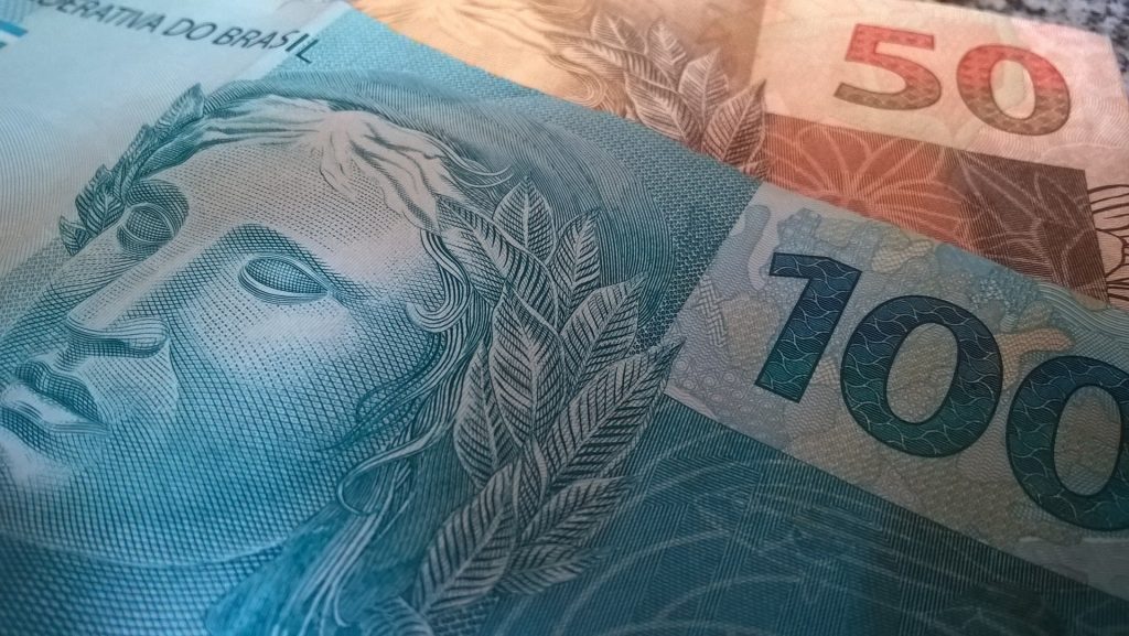 taxas-dos-dis-fecham-em-alta-em-dia-com-ipca,-ata-do-copom-e-pesquisa-eleitoral