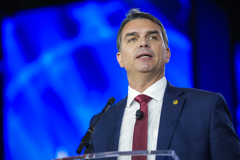 flavio-bolsonaro-propoe-tirar-do-stf-julgamento-criminal-de-deputados-e-senadores