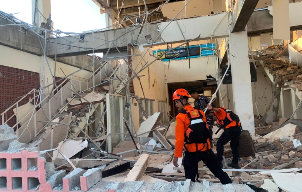 indonesia:-terremoto-de-7,7-derruba-predios,-gera-alerta-de-tsunami-e-deixa-mortos
