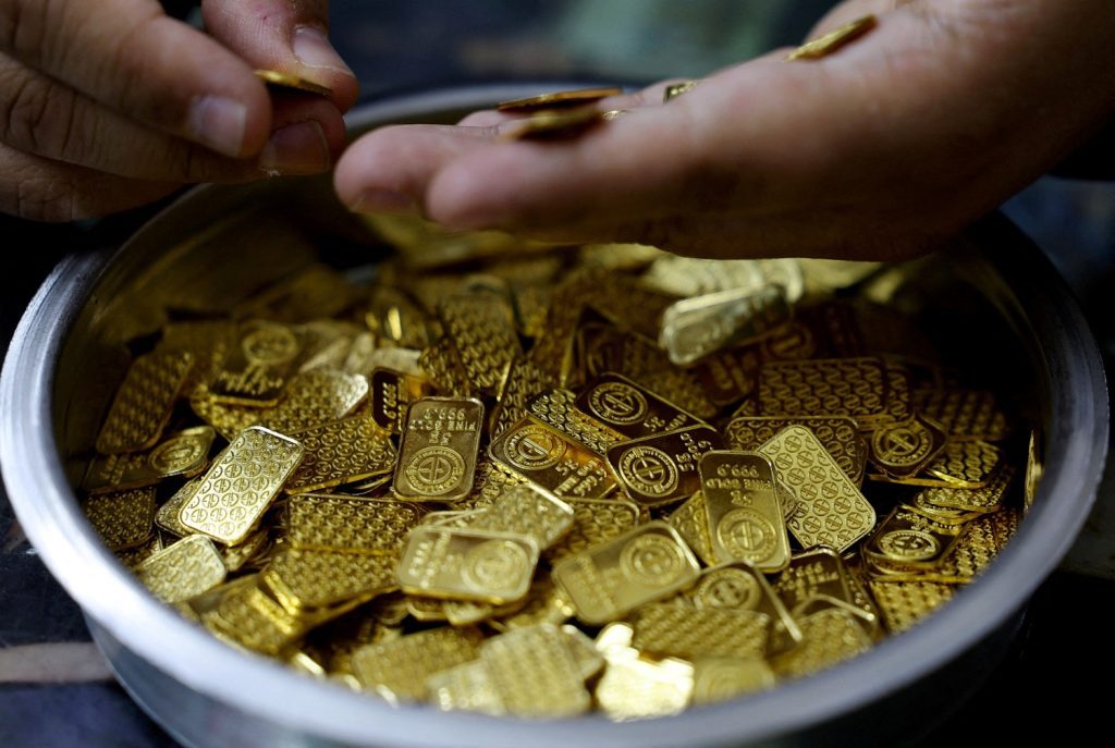 pedreiros-encontram-r$-54-mi-em-moedas-e-barras-de-ouro-em-parede-de-casa-na-belgica
