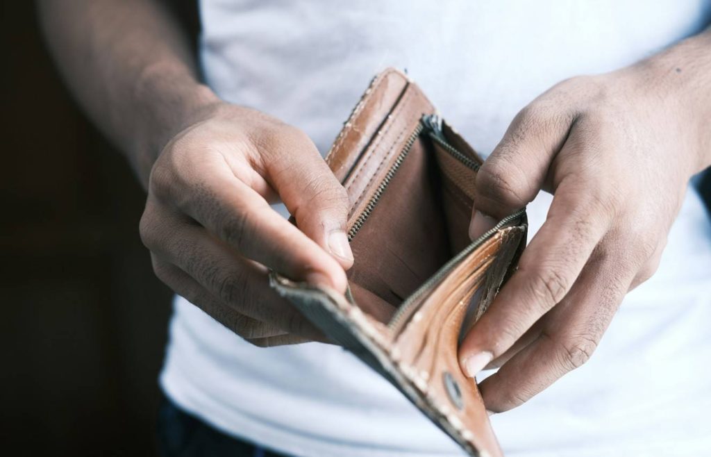 renda-recorde-e-engolida-por-inflacao-e-juros-altos,-que-espremem-bolso-das-familias