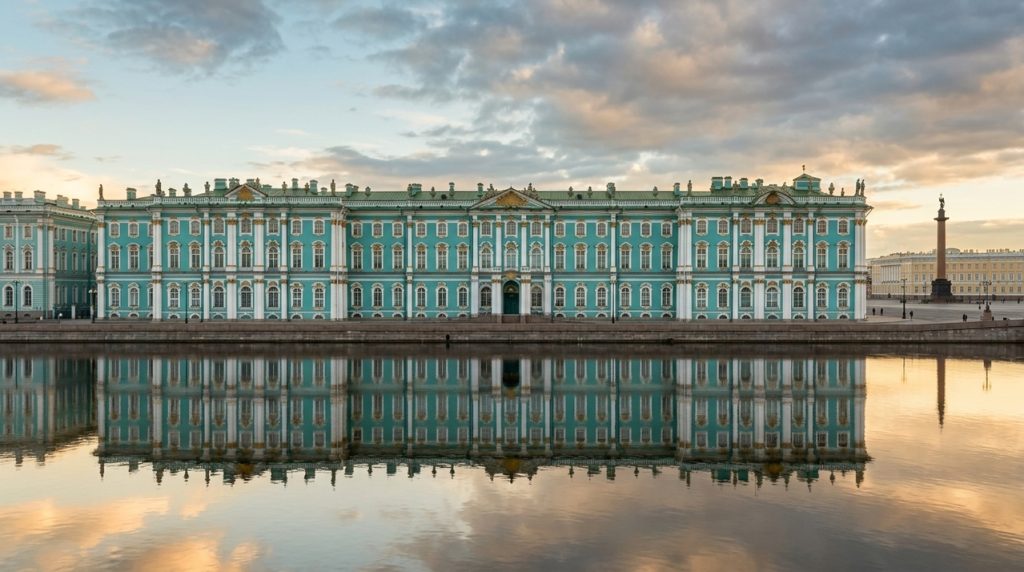 erguido-sobre-solo-umido-as-margens-do-neva,-o-palacio-de-inverno-permanece-de-pe-ha-mais-de-260-anos
