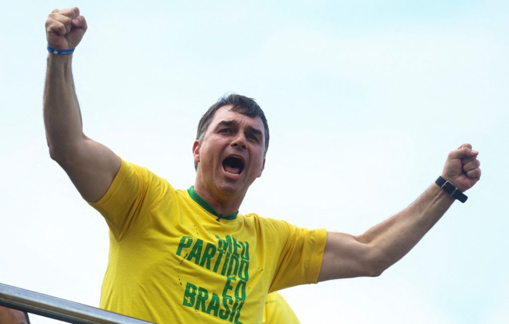 flavio-bolsonaro-diz-ter-sido-alvo-de-mais-de-1,8-mil-ameacas-de-morte