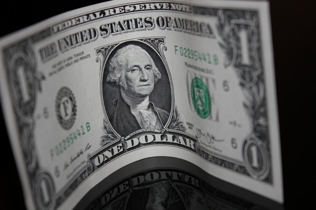 dolar-hoje-recua-com-exterior-e-previa-do-pib-no-radar