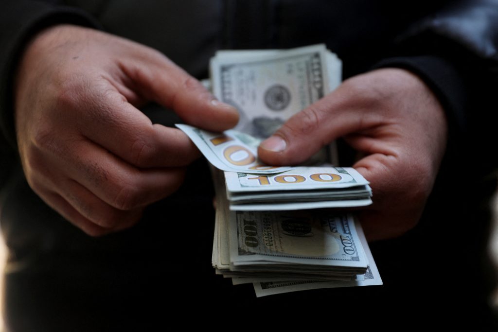 dolar-hoje-sobe-com-tensao-no-oriente-medio-e-juros-no-radar