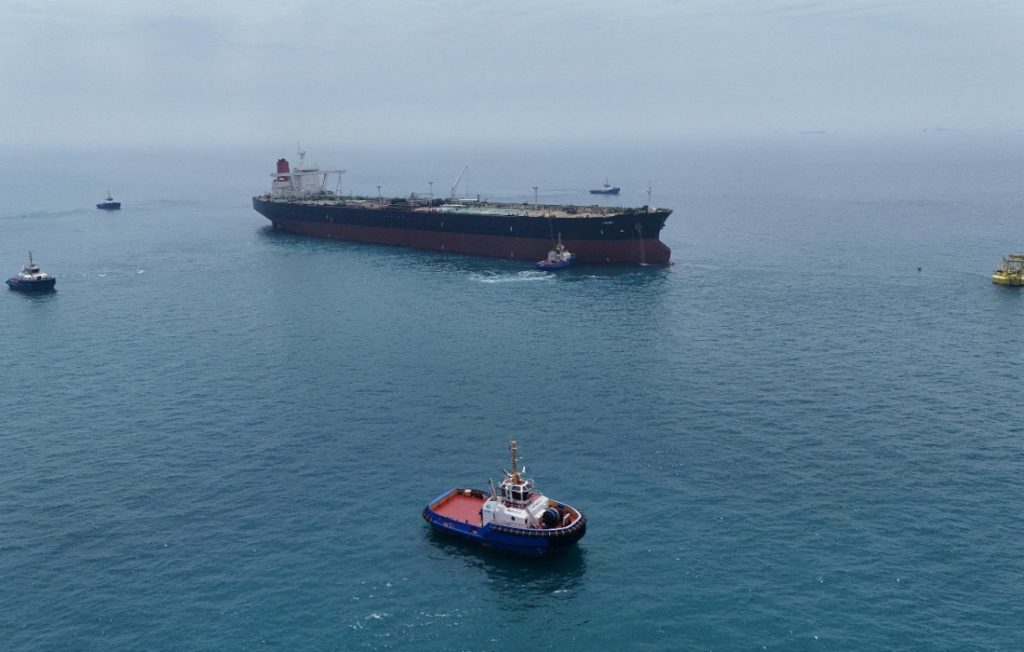 petroleo-sobe-com-pausa-nas-negociacoes-eua-ira-e-ataques-em-ormuz-e-no-mar-vermelho