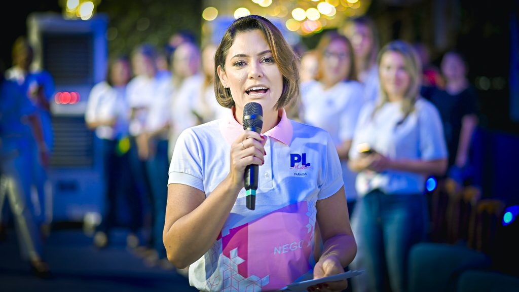 michelle-sobe-em-palanque-ao-lado-de-adversario-de-celina-e-pede-votos-para-flavio