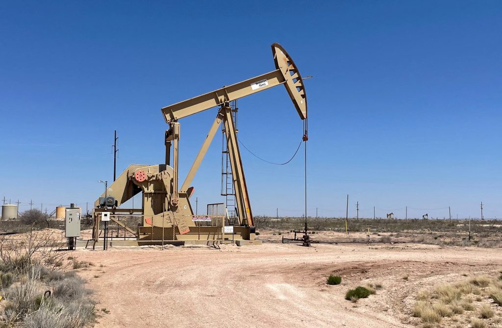 petroleo-fecha-em-alta-sem-progresso-sobre-ormuz