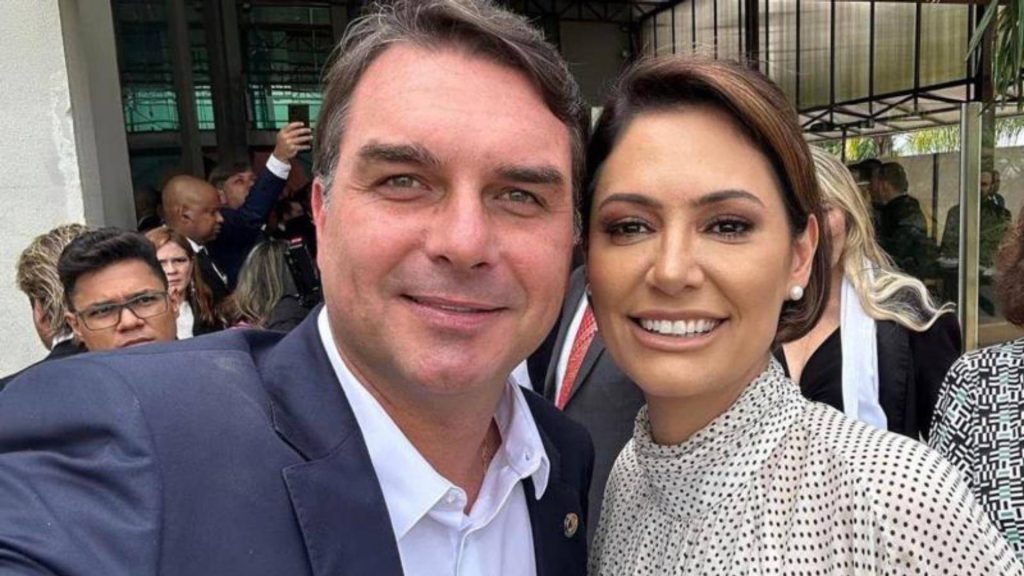 apos-semanas-de-tensao,-flavio-e-michelle-bolsonaro-gravam-video-de-campanha-juntos
