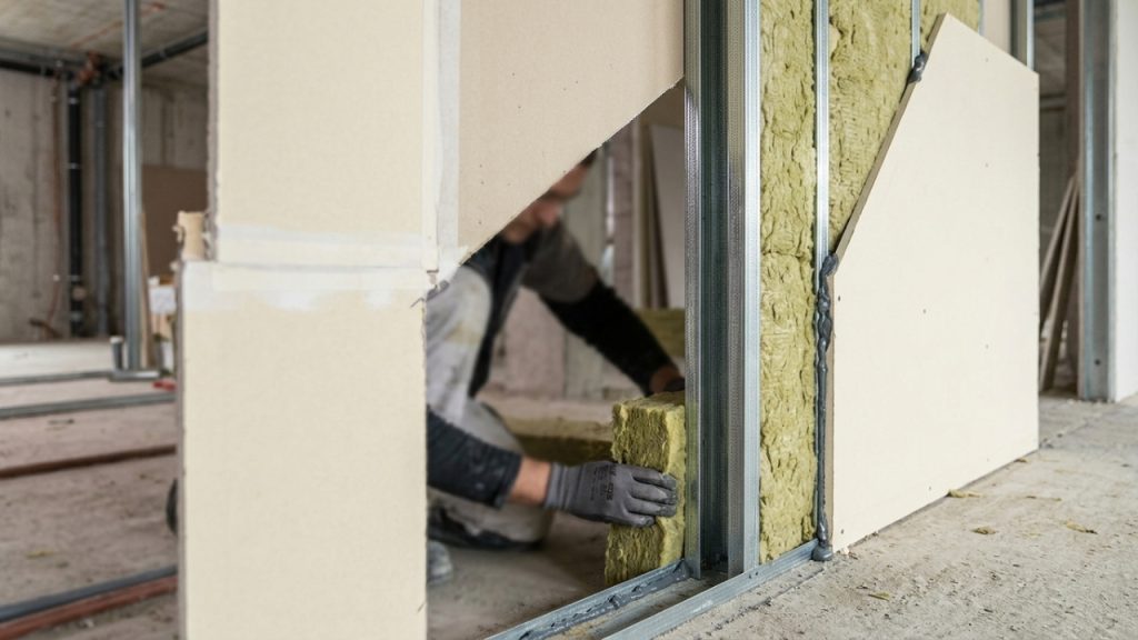 por-fora-parece-uma-parede-comum-de-drywall,-mas-placas,-perfis-metalicos-e-la-mineral-escondida-por-dentro-ajudam-a-reduzir-o-barulho-que-passa-entre-2-quartos
